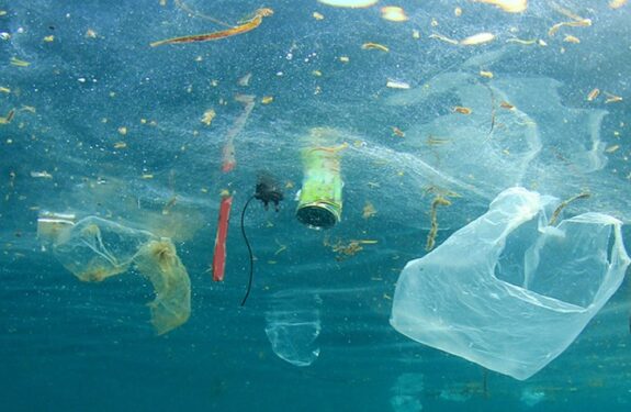 plástico poluindo o mar - consumo sustentável
