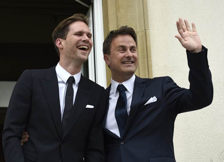 Premiê de Luxemburgo, que foi o primeiro líder gay da União Europeia a se casar, em 2015