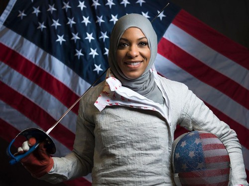 esgrimista Ibtihaj Muhammad, a primeira mulher norte-america muçulmana a participar (e ganhar uma medalha) usando o hijab