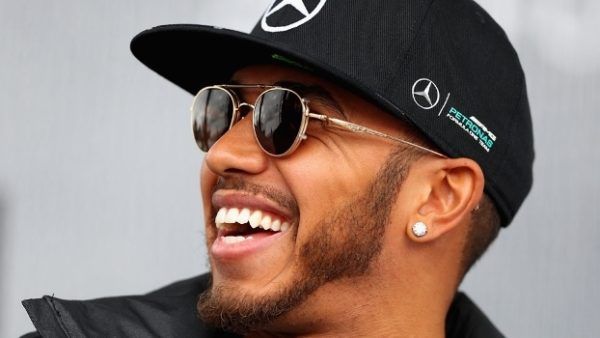 Lewis Hamilton de brinco